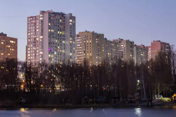 Casas Varios Pisos Cerca Del Lago Por Noche Kiev — Foto de Stock