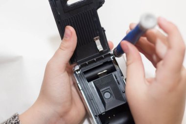 Kamerayı tamir için söküyorum. Çocuk aygıtı inceler