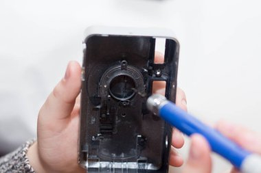 Kamerayı tamir için söküyorum. Çocuk aygıtı inceler