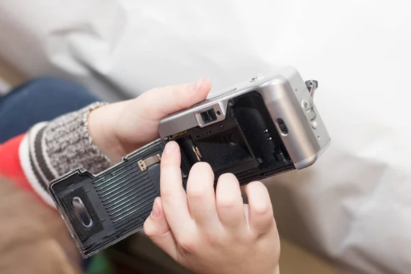 Demontage Der Kamera Zur Reparatur Kind Untersucht Das Gerät — Stockfoto