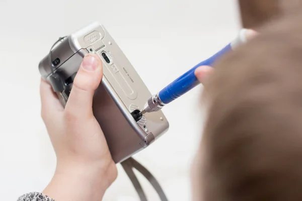 Desmontar Cámara Para Repararla Niño Examina Dispositivo — Foto de Stock