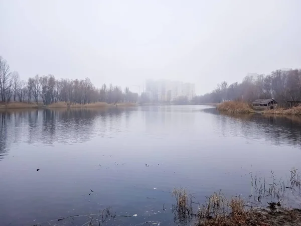 Lac Dans Ville Dans Brouillard — Photo