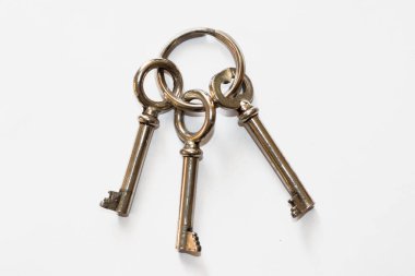 Beyaz arka planda üç eski anahtar..