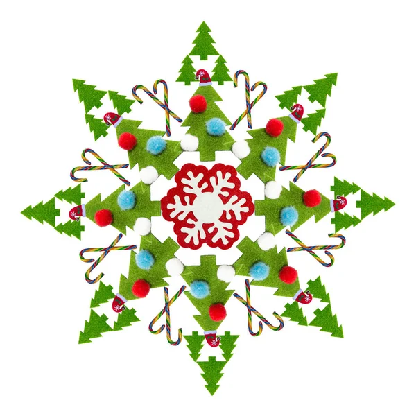 雪の結晶は クリスマスの装飾やフェルトの木の写真で構成されています 白地に — ストック写真