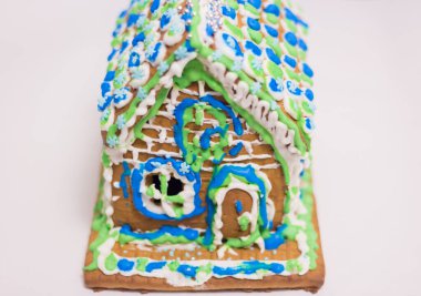 Bayramdan önce bir çocuğun yaptığı zencefilli kurabiye evi.