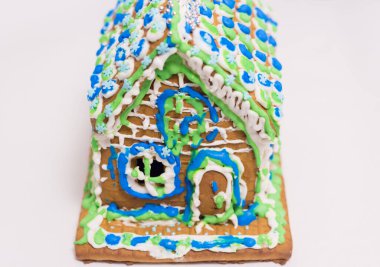 Bayramdan önce bir çocuğun yaptığı zencefilli kurabiye evi.