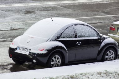 2022 'de Kiev caddesinde karla kaplı arabalar.
