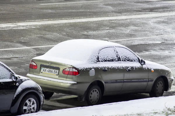 2022年にキエフの路上で雪で覆われた車 — ストック写真