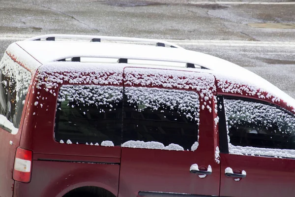 2022年にキエフの路上で雪で覆われた車 — ストック写真