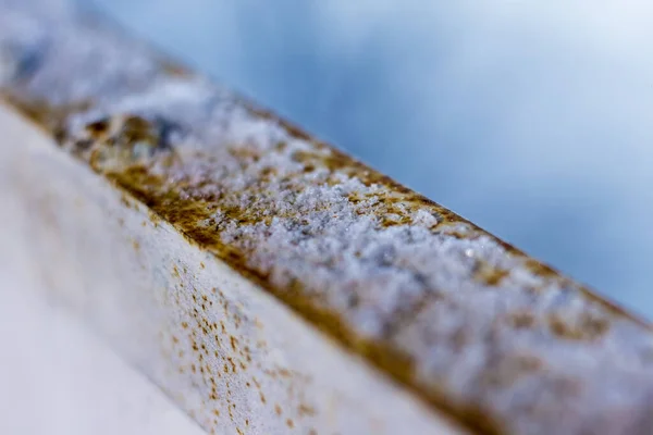 雪躺在金属栏杆上 — 图库照片