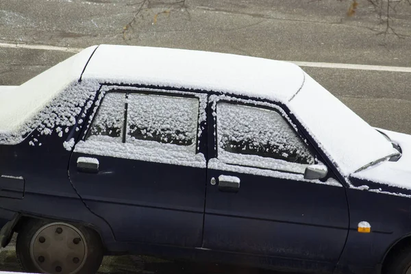 2022年にキエフの路上で雪で覆われた車 — ストック写真