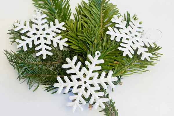 Kerstboom Tak Met Kunstmatige Sneeuwvlokken — Stockfoto