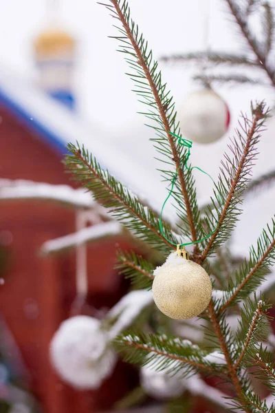 Verschneite Weihnachtsbäume Mit Weihnachtsspielzeug Freien — Stockfoto