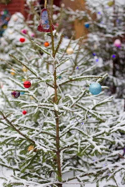Salju Menutupi Pohon Natal Dengan Mainan Natal Udara Terbuka — Stok Foto
