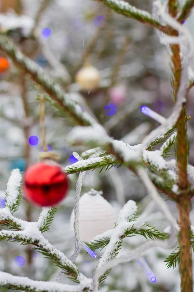 Verschneite Weihnachtsbäume Mit Weihnachtsspielzeug Freien — Stockfoto