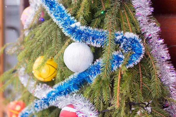 Verschneite Weihnachtsbäume Mit Weihnachtsspielzeug Freien — Stockfoto