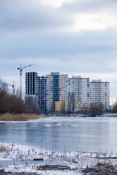 Grúas Cerca Una Casa Inacabada Kiev Construcción Ilegal Troyeschina — Foto de Stock