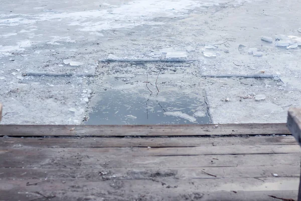 キエフの湖でエジプトの正教会の休日のための十字架の形の氷の穴 — ストック写真