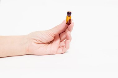 Elindeki küçük ilaç şişesi. Homeopati.