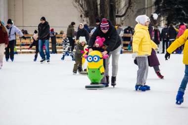 İnsanlar Kiev 'deki bir buz pateni pistinde sergileniyor. Zimova ülkesi