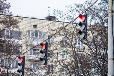 Yolda kırmızı renkli trafik ışıkları var..