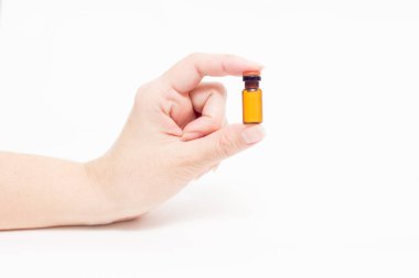 Elindeki küçük ilaç şişesi. Homeopati.