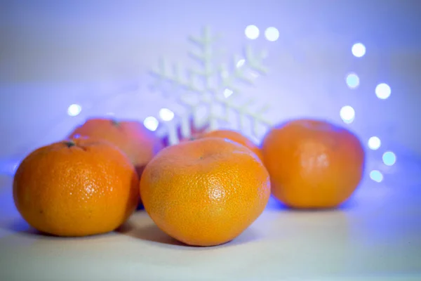 クリスマスのためのタンジェリン クリスマスライト みかんのガーランド — ストック写真
