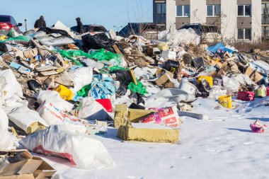 Kiev 'de çok katlı yeni bir binanın yakınına çöp atılmış.