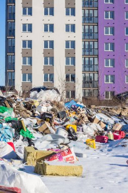 Kiev 'de çok katlı yeni bir binanın yakınına çöp atılmış.