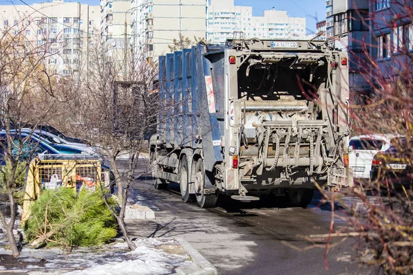 Caminhão Lixo Coleta Lixo Latas Lixo Nas Ruas Kiev — Fotografia de Stock
