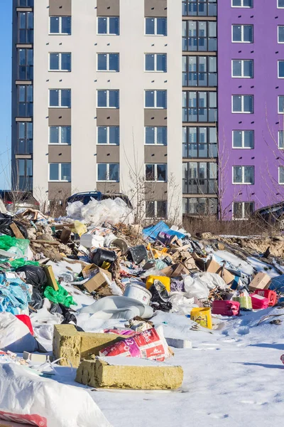 在基辅一座新的多层楼房附近倾倒垃圾 — 图库照片