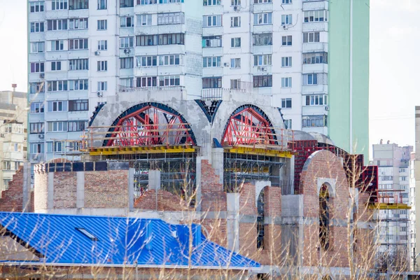 Una Nueva Iglesia Ortodoxa Está Construyendo Kiev Contexto Edificio Residencial — Foto de Stock