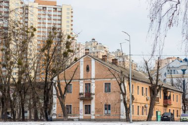 Yeni yüksek binaların arka planına karşı eski Sovyet evleri