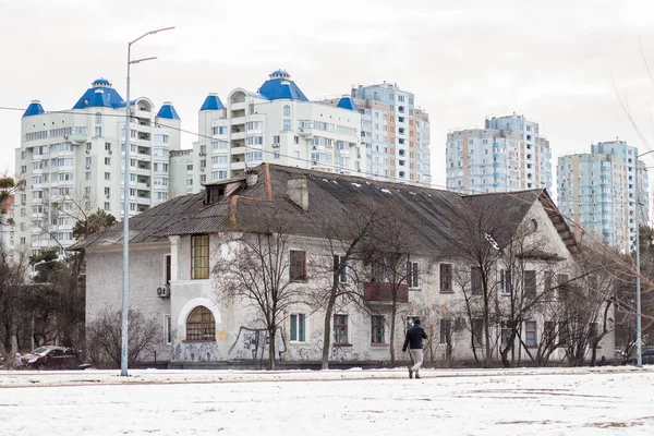 Antiguas Casas Soviéticas Contexto Nuevos Edificios Gran Altura — Foto de Stock