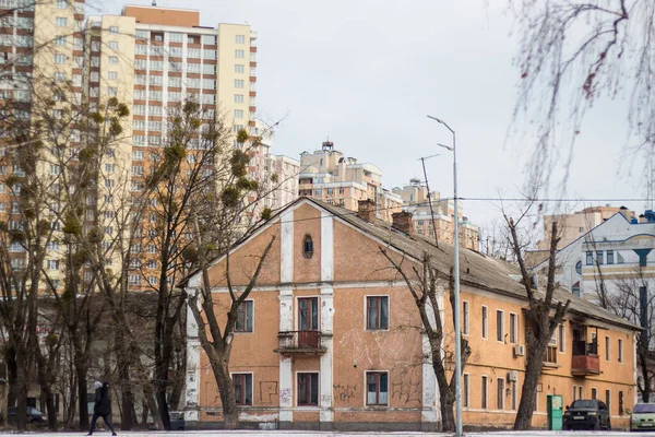 Velhas Casas Soviéticas Contra Pano Fundo Novos Edifícios Altos — Fotografia de Stock