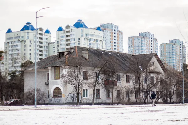 Vecchie Case Sovietiche Sullo Sfondo Nuovi Grattacieli — Foto Stock