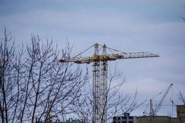 Construcción Grúas Construyendo Una Casa Nueva —  Fotos de Stock