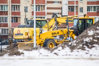 Kışın Kiev 'de yol onarımı için inşaat malzemeleri