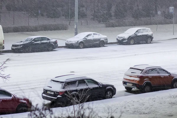Автомобили Покрытые Снегом Улицах Города — стоковое фото