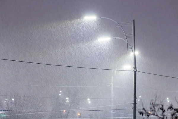 夜の提灯を背景に雪 — ストック写真