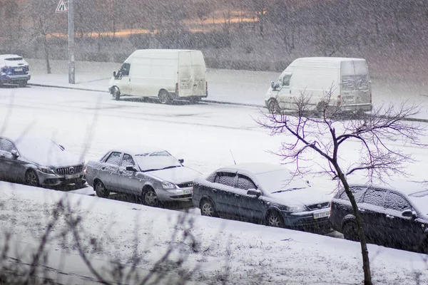 Автомобили Покрытые Снегом Улицах Города — стоковое фото