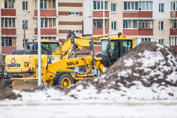 Kışın Kiev 'de yol onarımı için inşaat malzemeleri