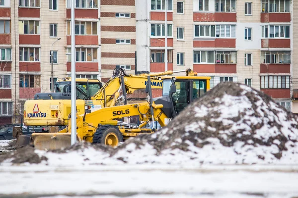 Kışın Kiev 'de yol onarımı için inşaat malzemeleri