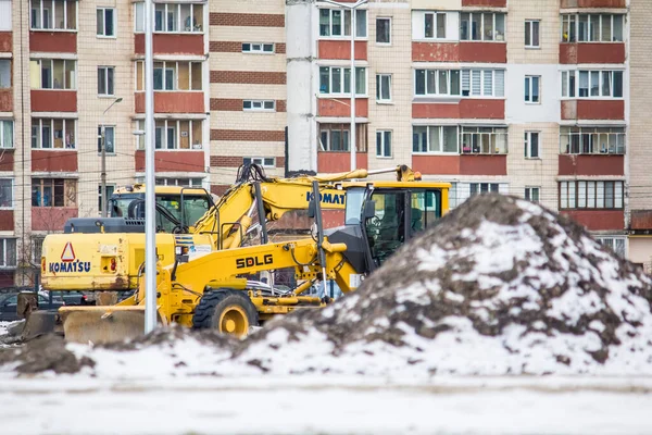 Kışın Kiev 'de yol onarımı için inşaat malzemeleri