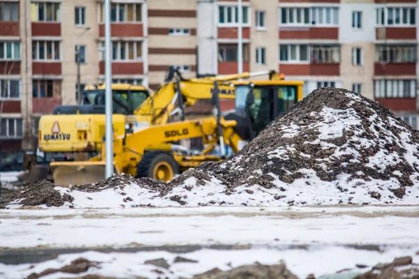 Kışın Kiev 'de yol onarımı için inşaat malzemeleri