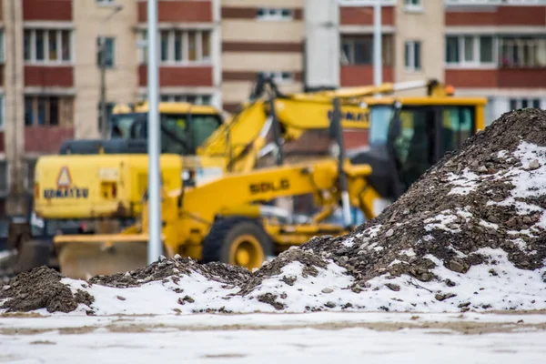 Kışın Kiev 'de yol onarımı için inşaat malzemeleri