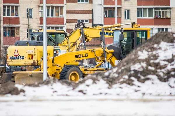 Kışın Kiev 'de yol onarımı için inşaat malzemeleri