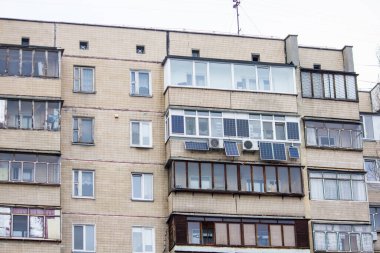 Kiev 'de bir evin balkonundaki güneş panelleri.