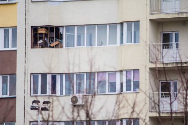 Kiev 'de çok katlı yeni bir binanın balkonunda çöp.