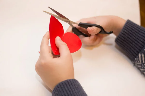 Kind Schneidet Ein Herz Für Valentinstag Auf Weißem Hintergrund — Stockfoto